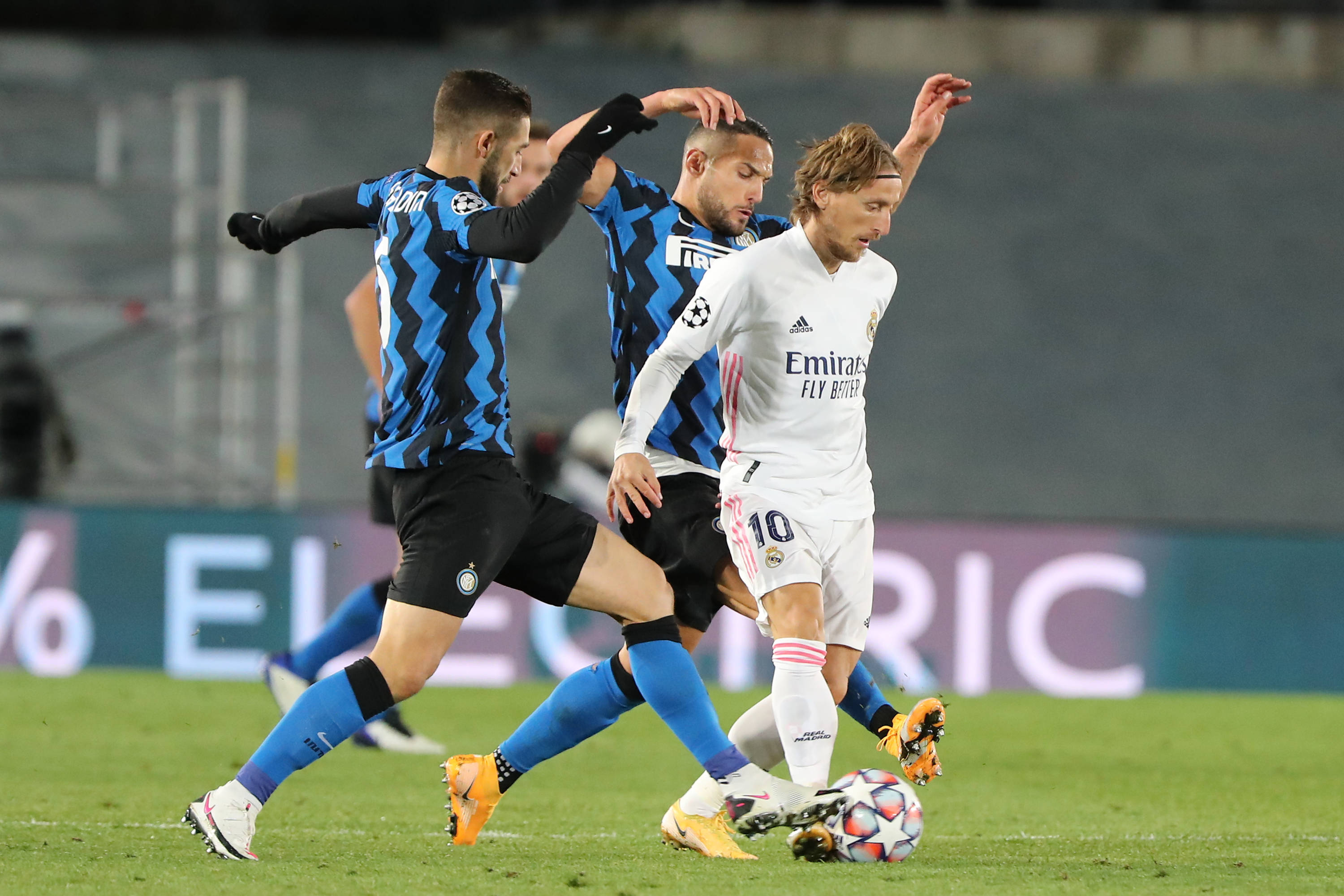 ESPN：曼联计划明年夏窗再引进中场，届时球队将有足够资金