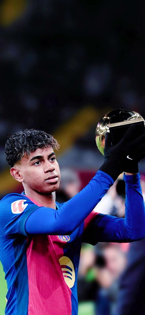 葡萄牙中场米德当选U17世界杯MVP，哈维为他颁奖