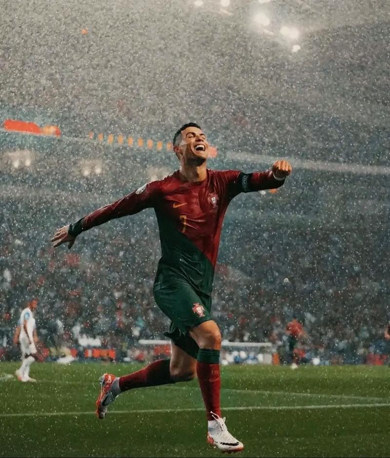 詹姆斯时隔14年再次来蓉，现场表白“我太爱成都了”，球迷冒雨齐聚万象城集体高呼“LBJ”