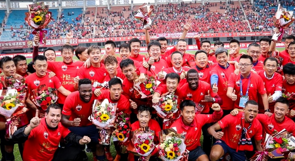 套娃，久保建英坐在涩谷的大久保建英像下握着一个小久保建英