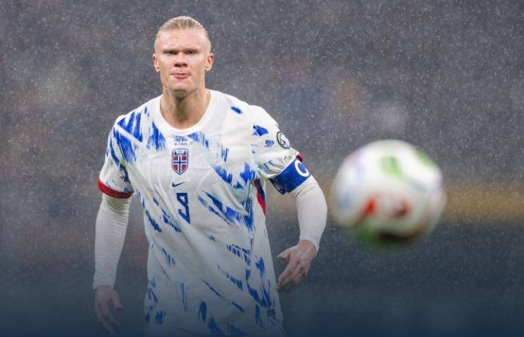 记者：兰克尔踢成都前夜溜去深圳见女友，次日回来裤裆有血